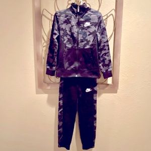 Nike black/gray camo jacket and pant set. Size M/5.